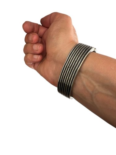 Large bracelet émaillé contemporain ressort métal argenté design