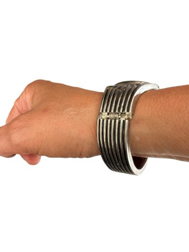 Large bracelet émaillé contemporain ressort métal argenté design