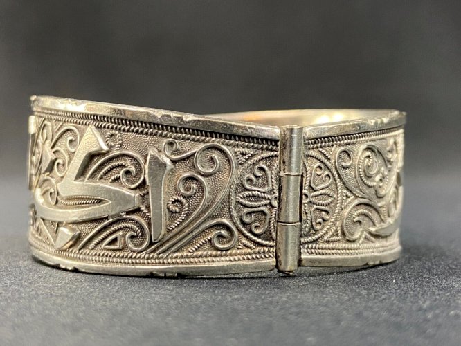 Large bracelet oriental en argent massif Art de l'Islam