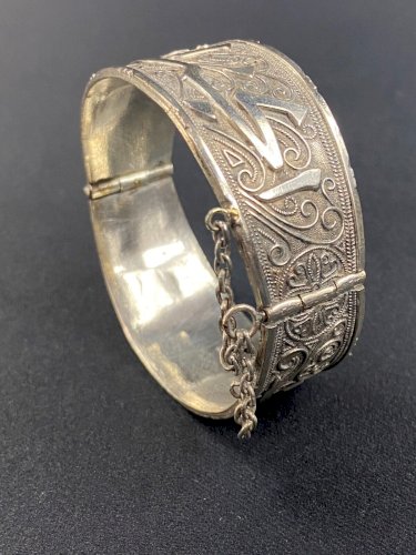 Large bracelet oriental en argent massif Art de l'Islam