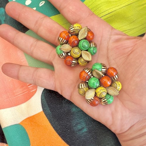 Large paire de boucles d’oreilles Fantaisie, vintage vers 1960 estival colorée