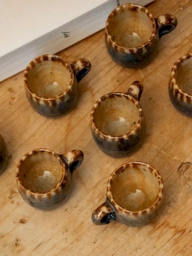 Léandre, le lot de 7 mini tasses en céramique N°204