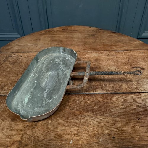 Lèchefrite en cuivre XIXe en ferronnerie étamée travail français L9042