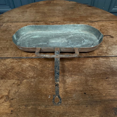 Lèchefrite en cuivre XIXe en ferronnerie étamée travail français L9042