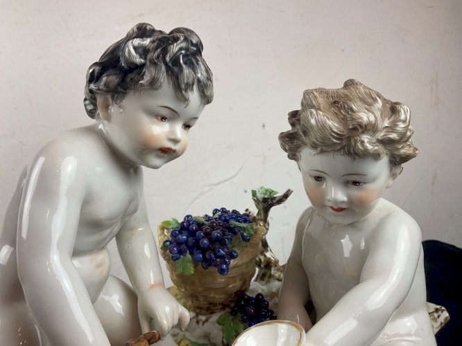 LES VENDANGES PUTTI CAPODIMONTE grande taille en porcelaine signé