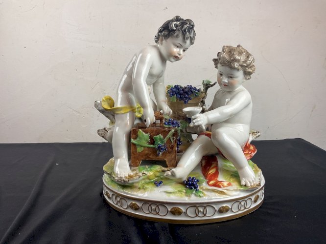 LES VENDANGES PUTTI CAPODIMONTE grande taille en porcelaine signé