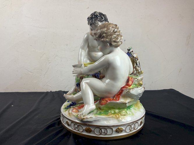 LES VENDANGES PUTTI CAPODIMONTE grande taille en porcelaine signé