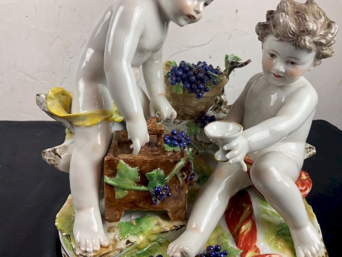 LES VENDANGES PUTTI CAPODIMONTE grande taille en porcelaine signé