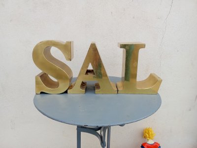 Lettre en laiton vintage