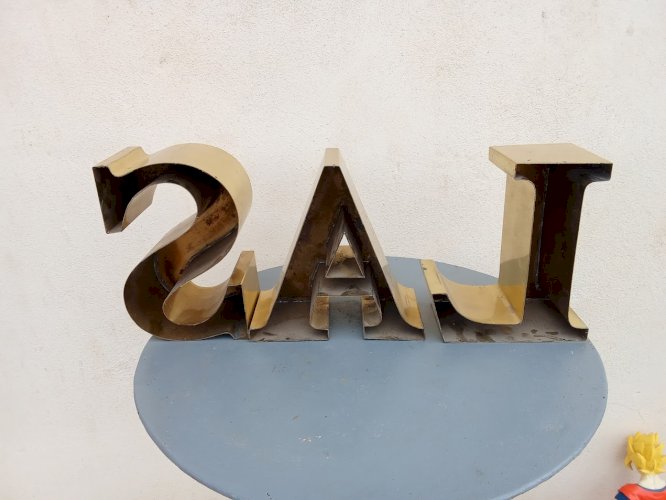 Lettre en laiton vintage