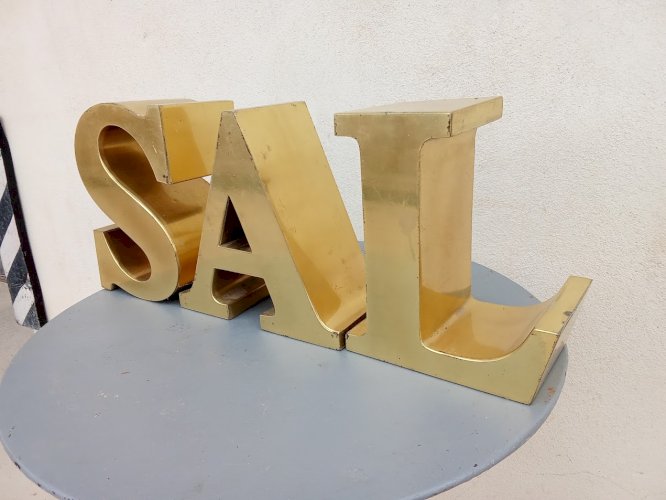 Lettre en laiton vintage