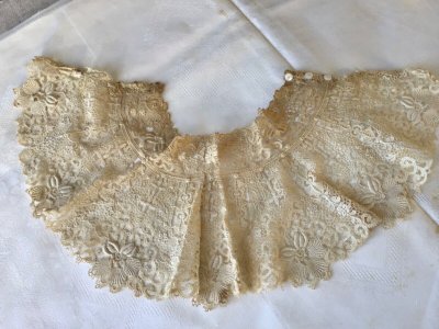 Old linen baby collar embroidered with a spindle Lace 1800/1900 Napoleon III