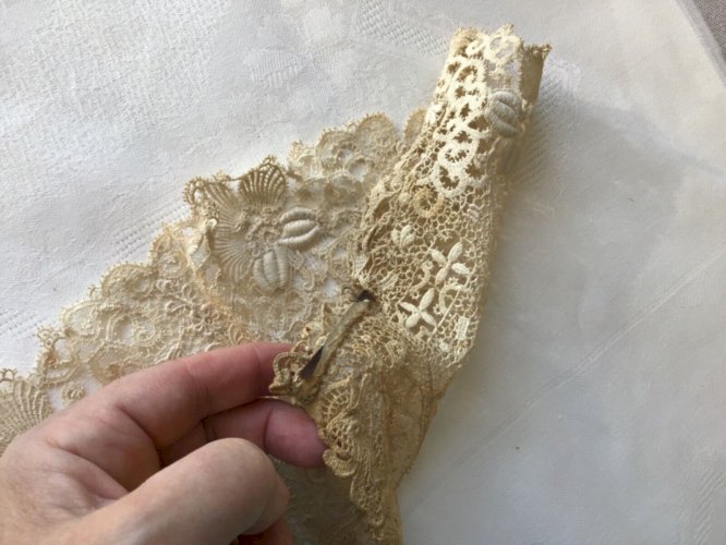 Linge Ancien Col enfant poupon brodé au fuseau Dentelle 1800/1900 Napoleon lll