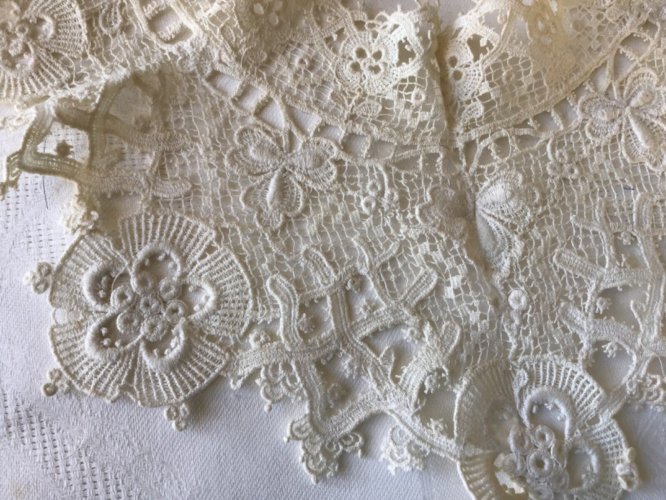 Linge Ancien Col enfant poupon brodé au fuseau Dentelle 1800/1900 Napoleon lll