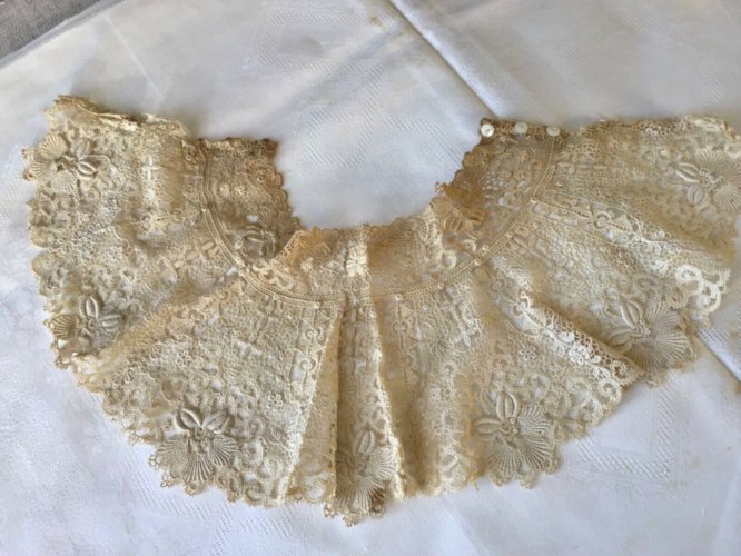 Linge Ancien Col enfant poupon brodé au fuseau Dentelle 1800/1900 Napoleon lll