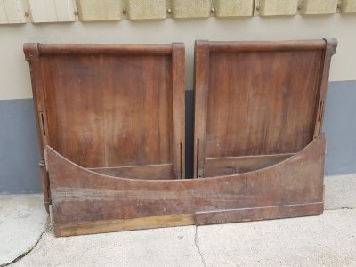 ANTIQUE BOAT BED
