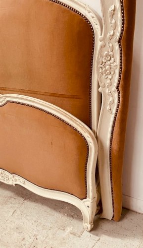 Lit de style Louis XV en hetre patiné XX siècle