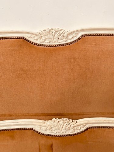 Lit de style Louis XV en hetre patiné XX siècle