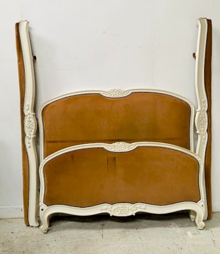 Lit de style Louis XV en hetre patiné XX siècle