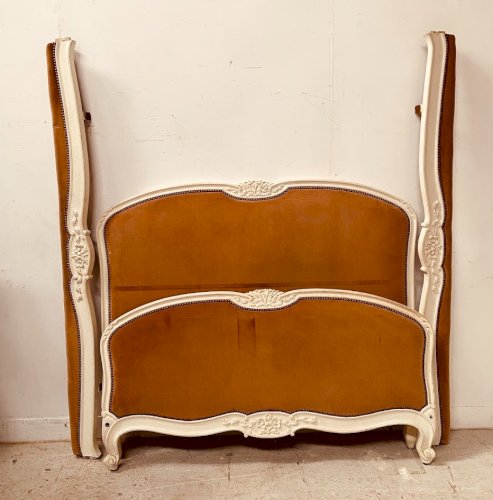 Lit de style Louis XV en hetre patiné XX siècle