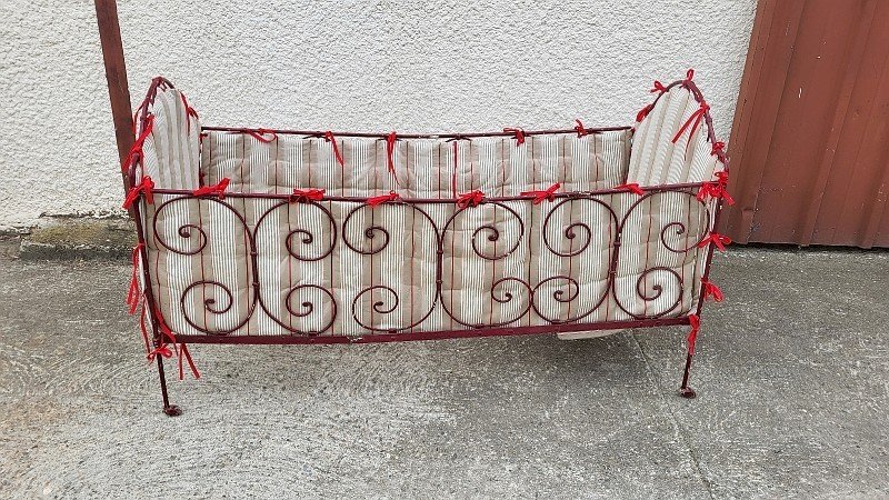 LIT EN FER FORGE ENFANT PLIANT CAPITONNE DU XIX ème SIECLE