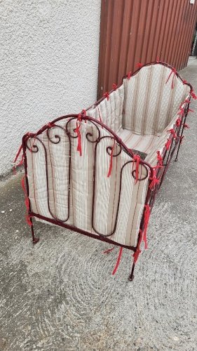 LIT EN FER FORGE ENFANT PLIANT CAPITONNE DU XIX ème SIECLE