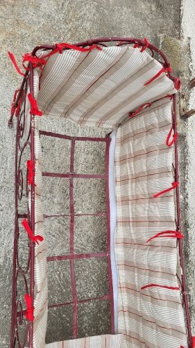 LIT EN FER FORGE ENFANT PLIANT CAPITONNE DU XIX ème SIECLE