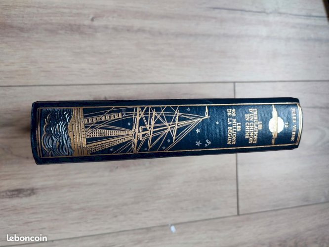 Livre Jules Verne les voyages extraordinaires aux éditions Jean De Bonnot tome 12 en bon etat( made in chiner )