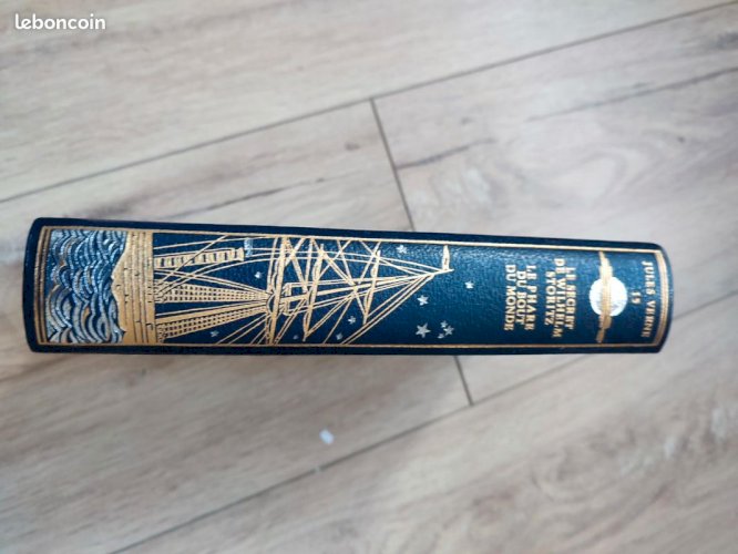 Livre Jules Verne les voyages extraordinaires aux éditions Jean De Bonnot tome 15 en bon etat(made in chiner )