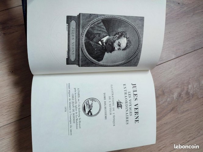Livre Jules Verne les voyages extraordinaires aux éditions Jean De Bonnot tome 18 en bon etat( made in chiner )