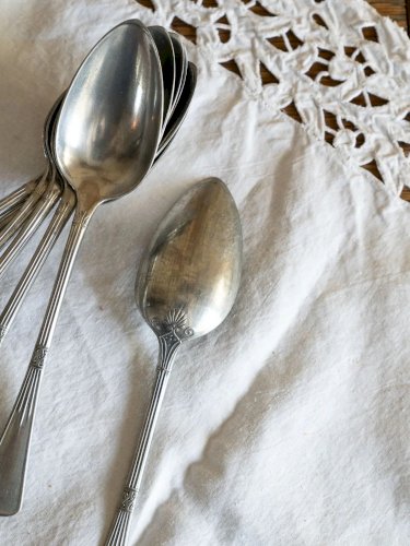 Loïs, le lot de 12 cuillères à soupe en métal N°4