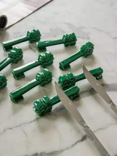 Loïs, le lot de 8 porte-couteaux clé en céramique N°455