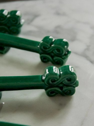 Loïs, le lot de 8 porte-couteaux clé en céramique N°455