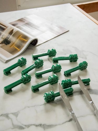 Loïs, le lot de 8 porte-couteaux clé en céramique N°455