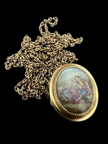long collier Médaillon souvenir XIXe siècle Scene  Galante Plaque Emaillé Ancien