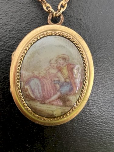 long collier Médaillon souvenir XIXe siècle Scene  Galante Plaque Emaillé Ancien