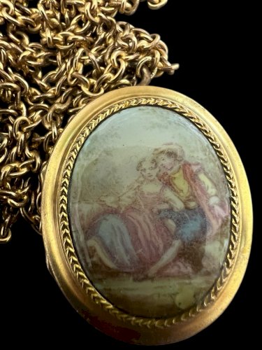 long collier Médaillon souvenir XIXe siècle Scene  Galante Plaque Emaillé Ancien