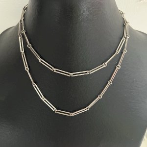 Long vintage design sautoir necklace from the 1970s, unisex geometric, made of sterling silver.