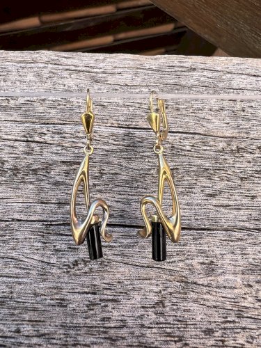 Longue boucle d’oreille style art nouveau plaqué or signé Amerik vintage