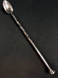 Longue cuillère à cocktail en métal argenté à décor torsadé