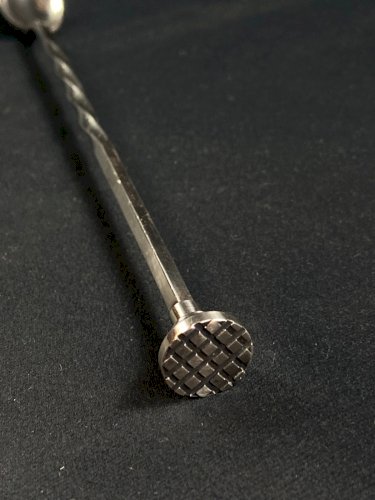 Longue cuillère à cocktail en métal argenté à décor torsadé