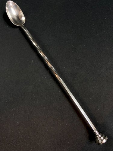 Longue cuillère à cocktail en métal argenté à décor torsadé