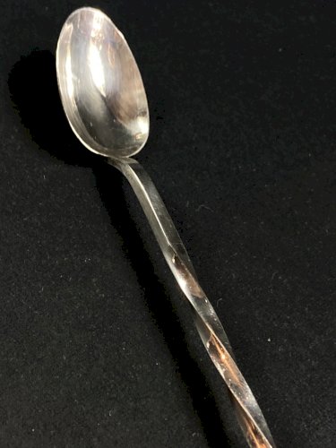 Longue cuillère à cocktail en métal argenté à décor torsadé