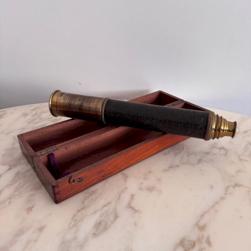 Longue-vue de marine XIXe en cuir et laiton et boite en acajou M3694