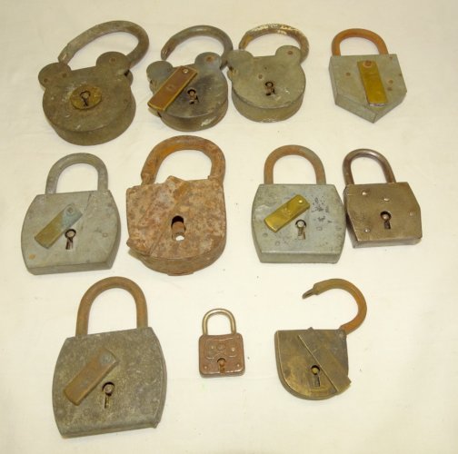-LOT 11 CADENAS ANCIENS dont 3 GROSSES TETES de MICKEY sans leurs clés     D