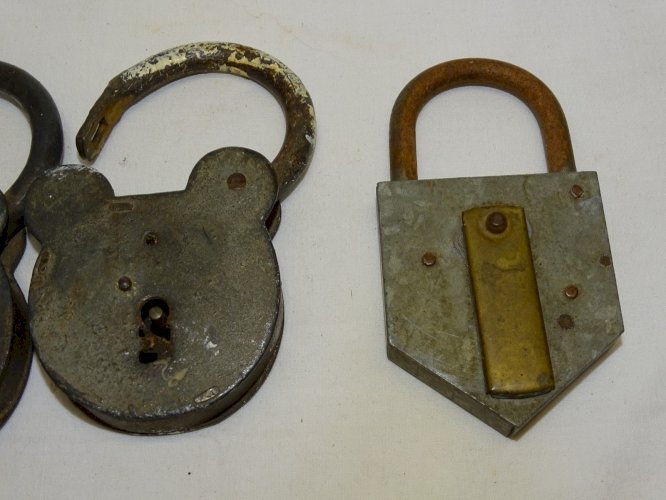 -LOT 11 CADENAS ANCIENS dont 3 GROSSES TETES de MICKEY sans leurs clés     D