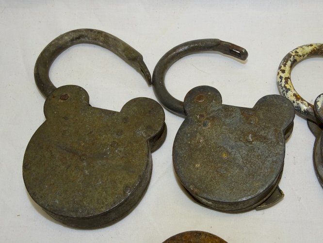 -LOT 11 CADENAS ANCIENS dont 3 GROSSES TETES de MICKEY sans leurs clés     D