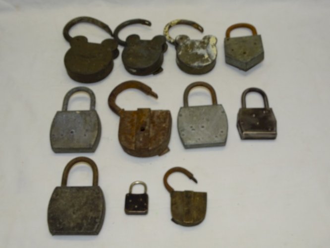 -LOT 11 CADENAS ANCIENS dont 3 GROSSES TETES de MICKEY sans leurs clés     D