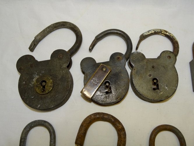 -LOT 11 CADENAS ANCIENS dont 3 GROSSES TETES de MICKEY sans leurs clés     D