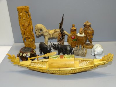 - LOT 11 VARIOUS SOUVENIRS FROM DIFFERENT COUNTRIES DISPLAY ITEMS D